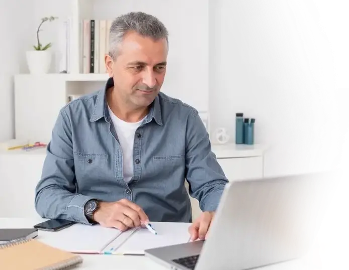 مدرس محترف يعمل